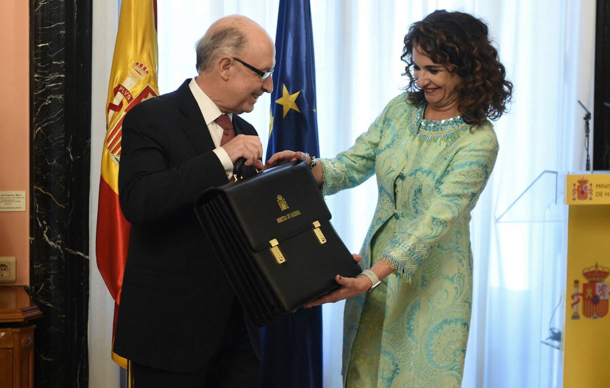 norcoreano's tweet photo. Es la primera vez que alguien le roba la cartera a Montoro, lo normal era que pasase a la inversa. https://t.co/udG6lmXY2N
