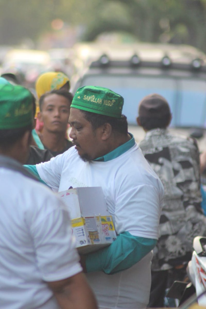 DimasAbqori's tweet photo. dibulan yg suci... relawan probolinggo berbagi takjil...
#SedulurNgaji
@cakimiNOW
@GusIpul_ID
@GunturPuti
@halimiskandarnu
@HadiNgusman
@Banser_CyberNU
@syukron_dosi https://t.co/ncB3vRYOJU
