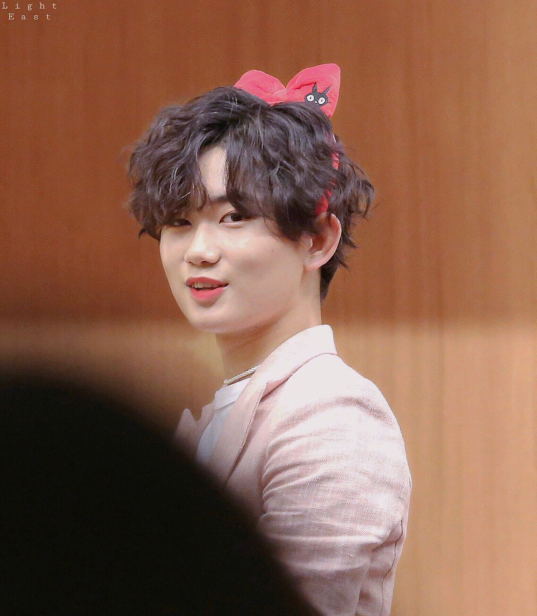 __LightEast's tweet photo. 180602 여의도 팬사인회
#더이스트라이트 #김준욱 #준욱 https://t.co/7hnkRLBMXs