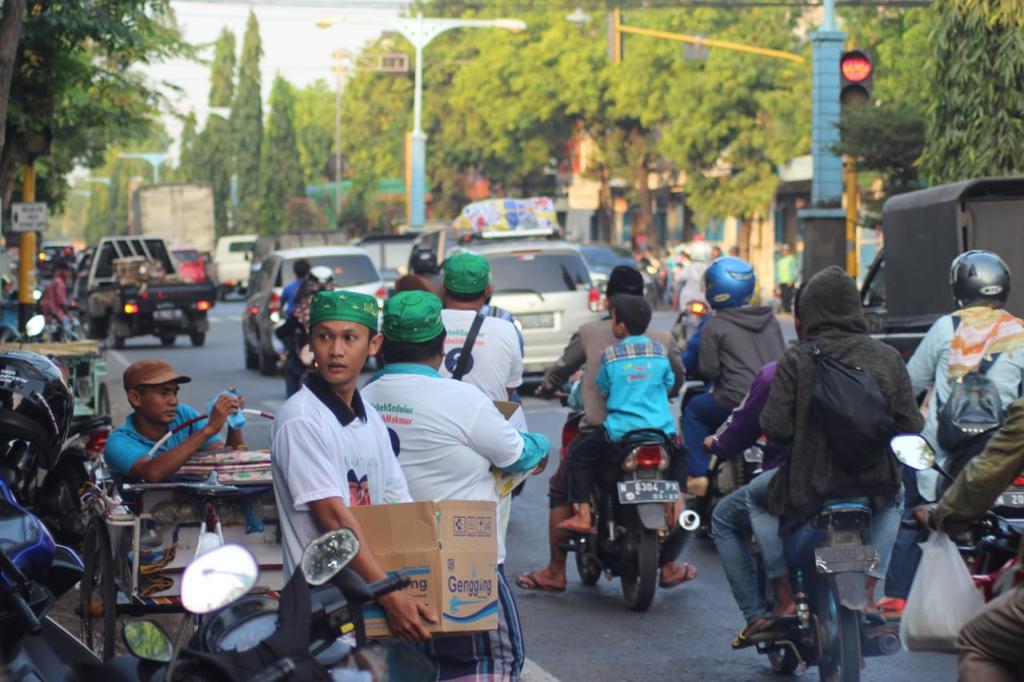 ilif_norfailif's tweet photo. Berbagi berkah ramadhan bersama seduluran probolinggo
#SedulurNgaji
@cakimiNOW
@GusIpul_ID
@GunturPuti
@halimiskandarnu
@HadiNgusman
@Banser_CyberNU
@syukron_dosi https://t.co/hlExqBVWe6