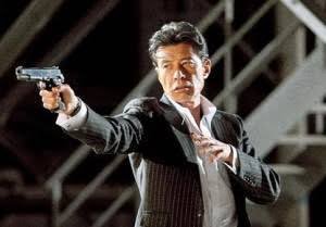 高村宗一 正しい拳銃の構え方ではないのはわかっているんだが この舘ひろしの左手が好きなのは俺だけだろうか W T Co E91a146u5y Twitter