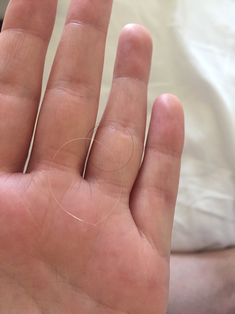 DervillaH's tweet image. Just found my very first white hair. 

This is the beginning of the end. 😑

#awfulaltogether #verysad #whaaaa