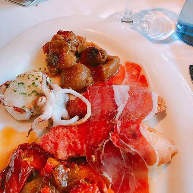 vostrallar's tweet photo. Entrante mixto: Sepia a la plancha acompañada de pimiento rojo escalivado, cebolla caramelizada y una tostada con jamón y tomate. Buen provecho!!! 😋😋😋😋
#vostrallar #vostrallarpalamos #palamos #costabrava #entrantemixto #mixedstarter #entrantmixte #foodie #foodies https://t.co/FRIzaWK5bt