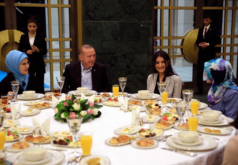 EmineErdogan's tweet photo. Dün gece sahuru gençlerimizle yaptık. Davet mesajımıza gösterdikleri ilgi nedeniyle her birine teşekkür ediyorum. Gönül isterdi ki tüm gençlerimizle birlikte olabilseydik. Değişik vesilelerle nice gönül sofrasında buluşmayı diliyorum. https://t.co/05XUXYTJ9h