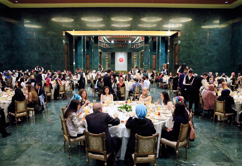 EmineErdogan's tweet photo. Dün gece sahuru gençlerimizle yaptık. Davet mesajımıza gösterdikleri ilgi nedeniyle her birine teşekkür ediyorum. Gönül isterdi ki tüm gençlerimizle birlikte olabilseydik. Değişik vesilelerle nice gönül sofrasında buluşmayı diliyorum. https://t.co/05XUXYTJ9h
