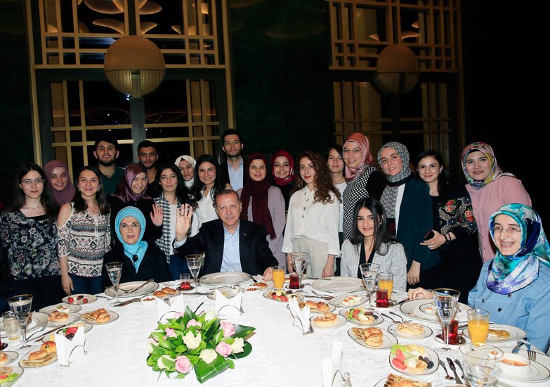 EmineErdogan's tweet photo. Dün gece sahuru gençlerimizle yaptık. Davet mesajımıza gösterdikleri ilgi nedeniyle her birine teşekkür ediyorum. Gönül isterdi ki tüm gençlerimizle birlikte olabilseydik. Değişik vesilelerle nice gönül sofrasında buluşmayı diliyorum. https://t.co/05XUXYTJ9h