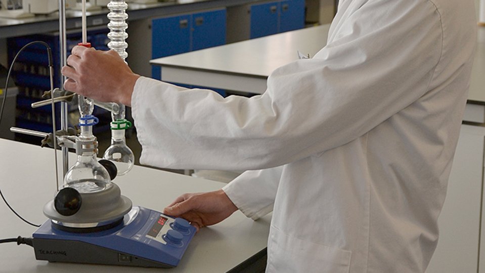 uniofeastanglia's tweet photo. #UEA science technicians are saving around 60,000 litres of water annually after adapting the air condensers used in chemistry and pharmacy labs! 

Their #innovation will be sold by @Asynt worldwide later this month 💧 https://t.co/nmZ52pJzrt #sustainability https://t.co/UGMAjmn4Ws