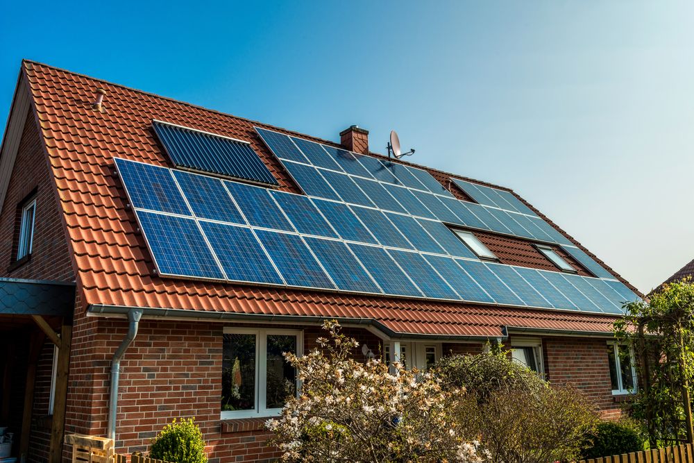 MoveiQProperty's tweet photo. There are around 1.5 million households in the UK with solar panels, but how beneficial actually are they? 

 We take a look at the pros and cons of solar panels. https://t.co/SJDYx3QokA

#solarpanels #solarenegery #bills #environment https://t.co/x6yg1ha1YO