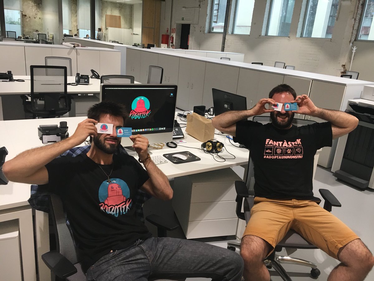 Ja tenim tarjetes, samarretes i el que calgui! 
Ya tenemos tarjetas, camisetae y lo que haga falta!
Gràcies pel disseny amics de <a href="/BiomboStudio/">Biombö Studio</a> 
🙌🏻🤖🎬
#robotikstudio #robotik #films #production #director #dop #granollers