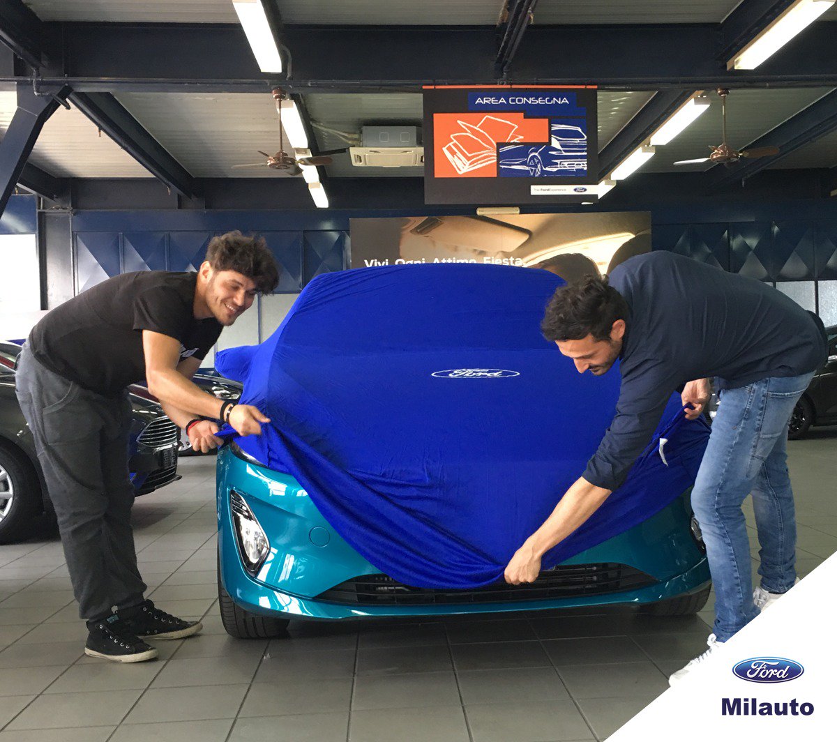 FordMilauto's tweet photo. La #Fiesta Titanium, nell’accattivante colore blue wave, è stata acquistata dai fratelli Maimone. 
Tommaso e Giuseppe erano già in possesso di una Ford Ka e restano fedelissimi al nostro brand! 🚗

#FordMilauto #Ford #automotive https://t.co/z9ECKTjTTU