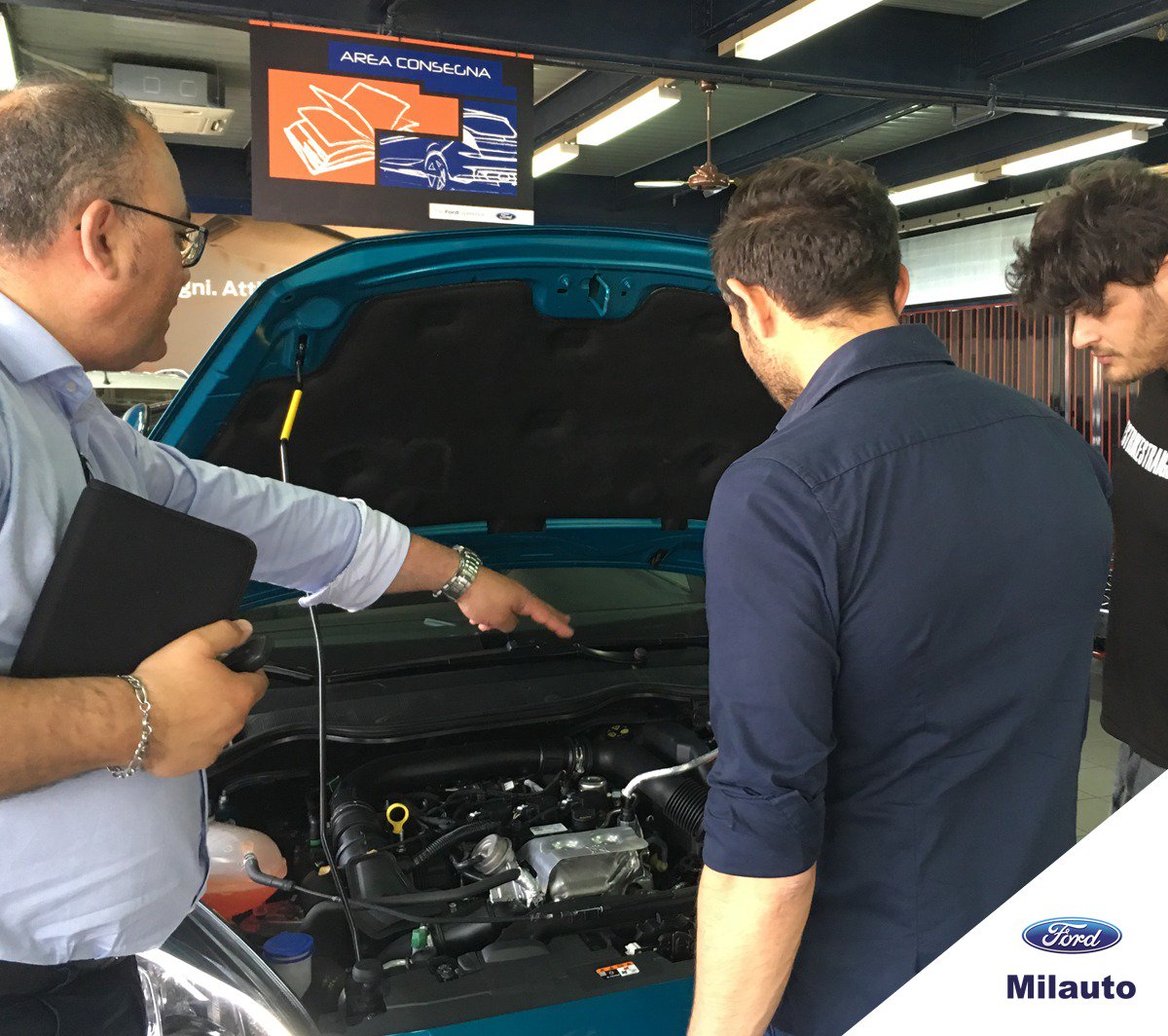 FordMilauto's tweet photo. La #Fiesta Titanium, nell’accattivante colore blue wave, è stata acquistata dai fratelli Maimone. 
Tommaso e Giuseppe erano già in possesso di una Ford Ka e restano fedelissimi al nostro brand! 🚗

#FordMilauto #Ford #automotive https://t.co/z9ECKTjTTU