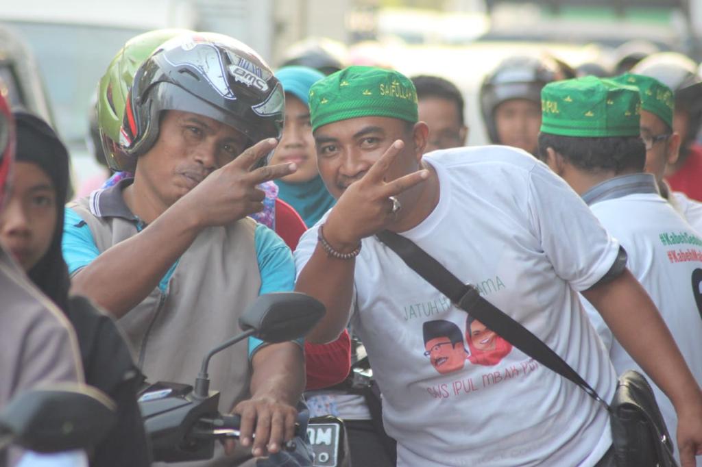 pangirannn's tweet photo. Bagi bagi takjil berharap barokah nya sehingga Gus ipu Puti sukses menang 
#SedulurNgaji
@cakimiNOW
@GusIpul_ID
@GunturPuti
@halimiskandarnu
@HadiNgusman
@Banser_CyberNU
@syukron_dosi https://t.co/RnvUbSSy0H