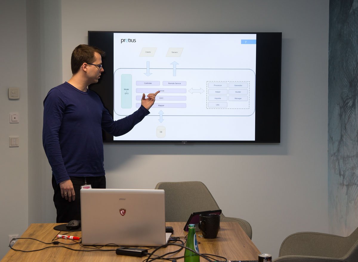PretiusSoftware's tweet photo. Another session of Lunch&amp;Learn in Pretius​ Office. Today Darek Wawer​ remind our new team members of some programming tips and best practices in #Java and #springboot we use in our projects. Very interesting and necessary workshop for all new people in Pretius. https://t.co/rArMowcz08