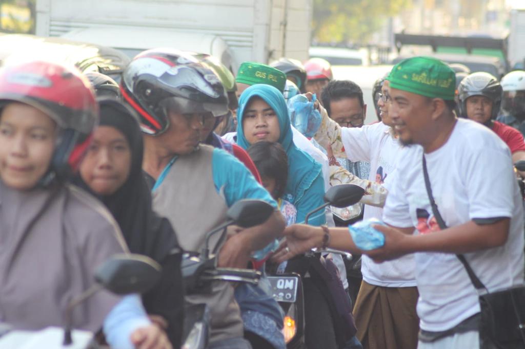 ainun_izzatilla's tweet photo. Berbagi berkah ramadhan bersama seduluran probolinggo
#SedulurNgaji
@cakimiNOW
@GusIpul_ID
@GunturPuti
@halimiskandarnu
@HadiNgusman
@Banser_CyberNU
@syukron_dosi https://t.co/wdBrXGVpak
