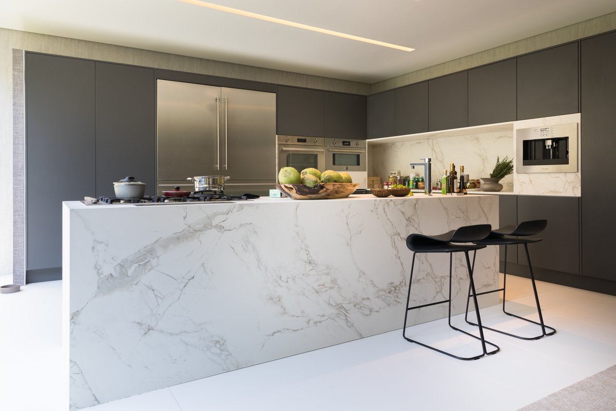Dekton's tweet photo. #Dekton Entzo makes a statement in this contemporary kitchen designed by João Armentano for @casacor São Paulo 2018. https://t.co/CXS3rV5qYn
