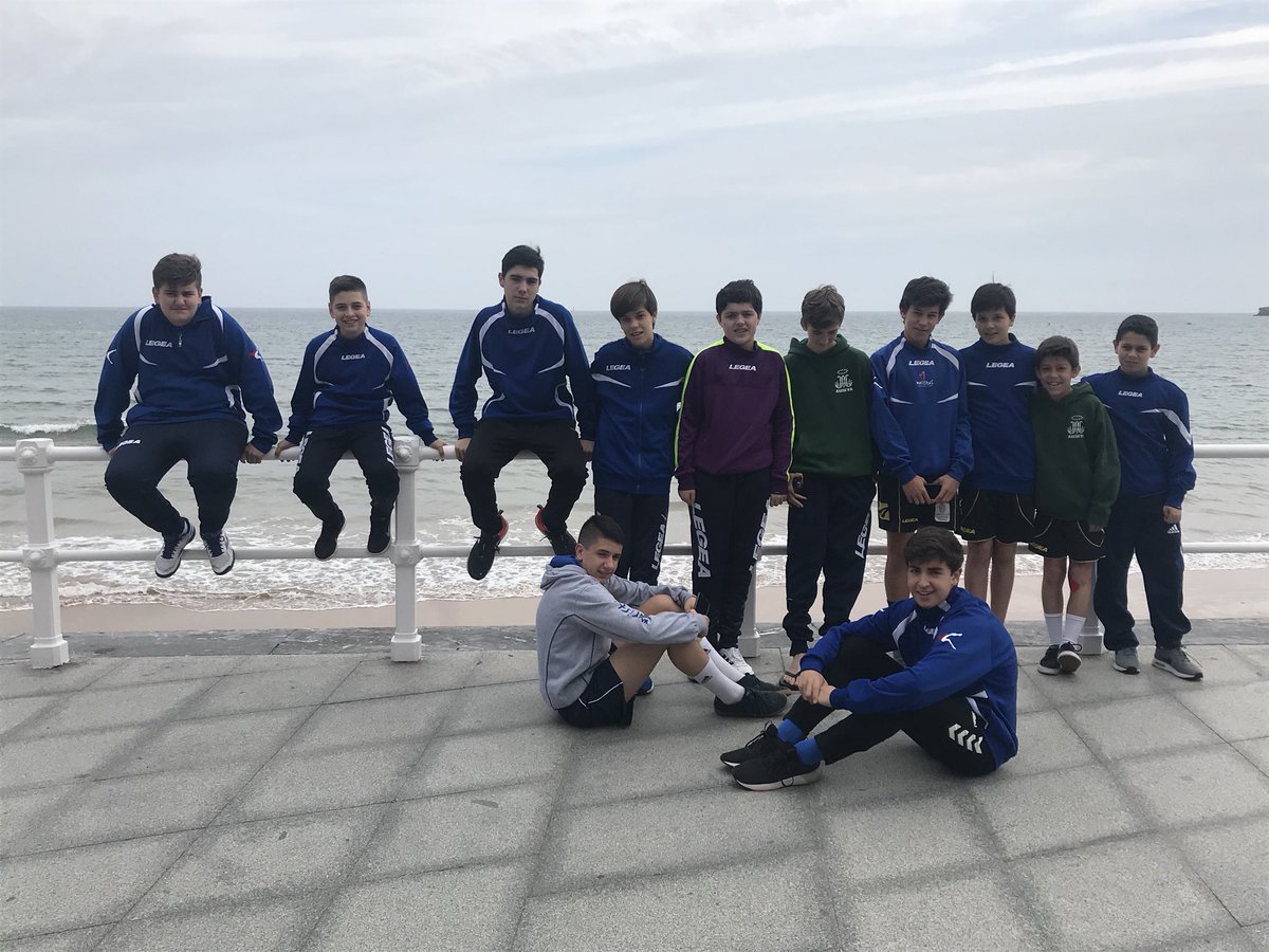 pablojuan80's tweet photo. Paseo matinal del @ausevamaristas  y encuentro con @AlfredoRguezA que compartió un momento con los chavales y les dio ánimo para esta tarde contra @balonmanopetrer https://t.co/wNifJeiUOm