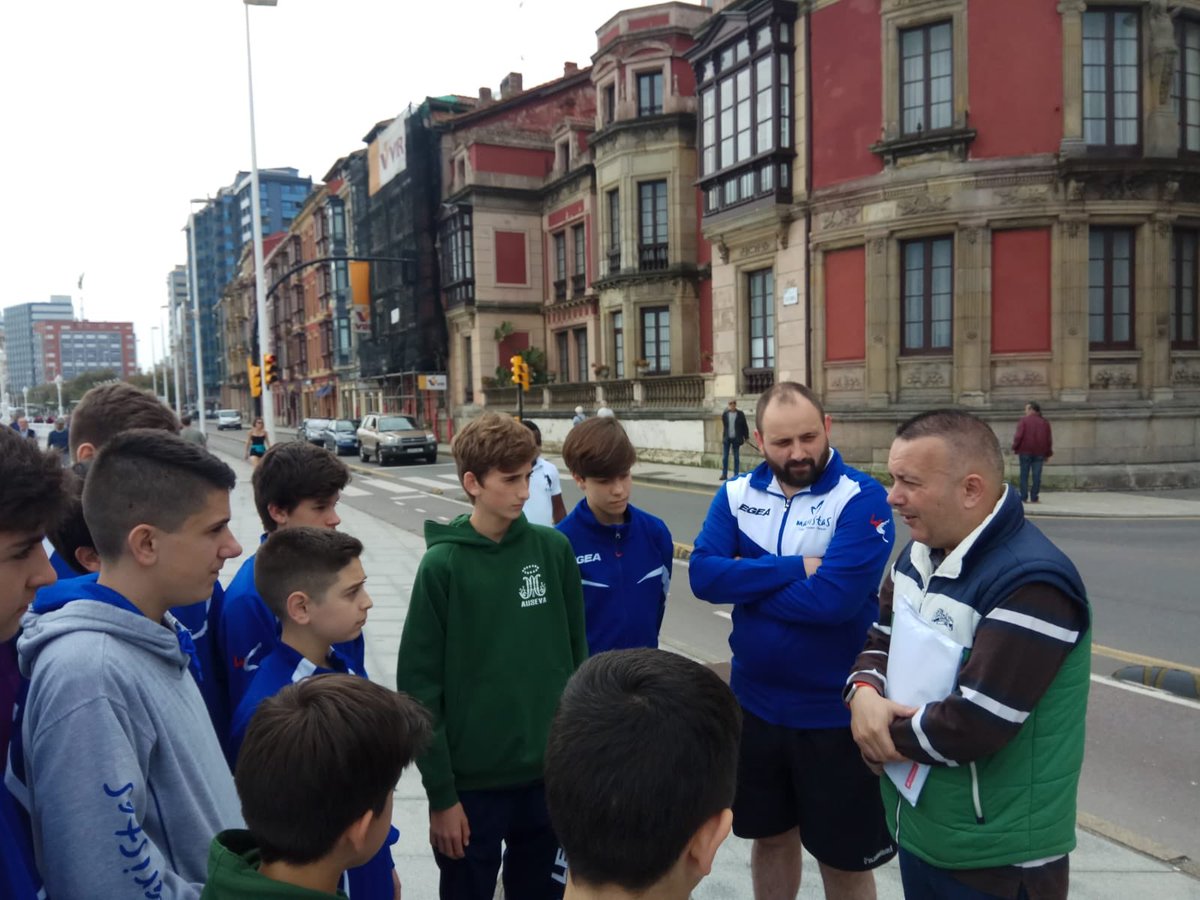pablojuan80's tweet photo. Paseo matinal del @ausevamaristas  y encuentro con @AlfredoRguezA que compartió un momento con los chavales y les dio ánimo para esta tarde contra @balonmanopetrer https://t.co/wNifJeiUOm