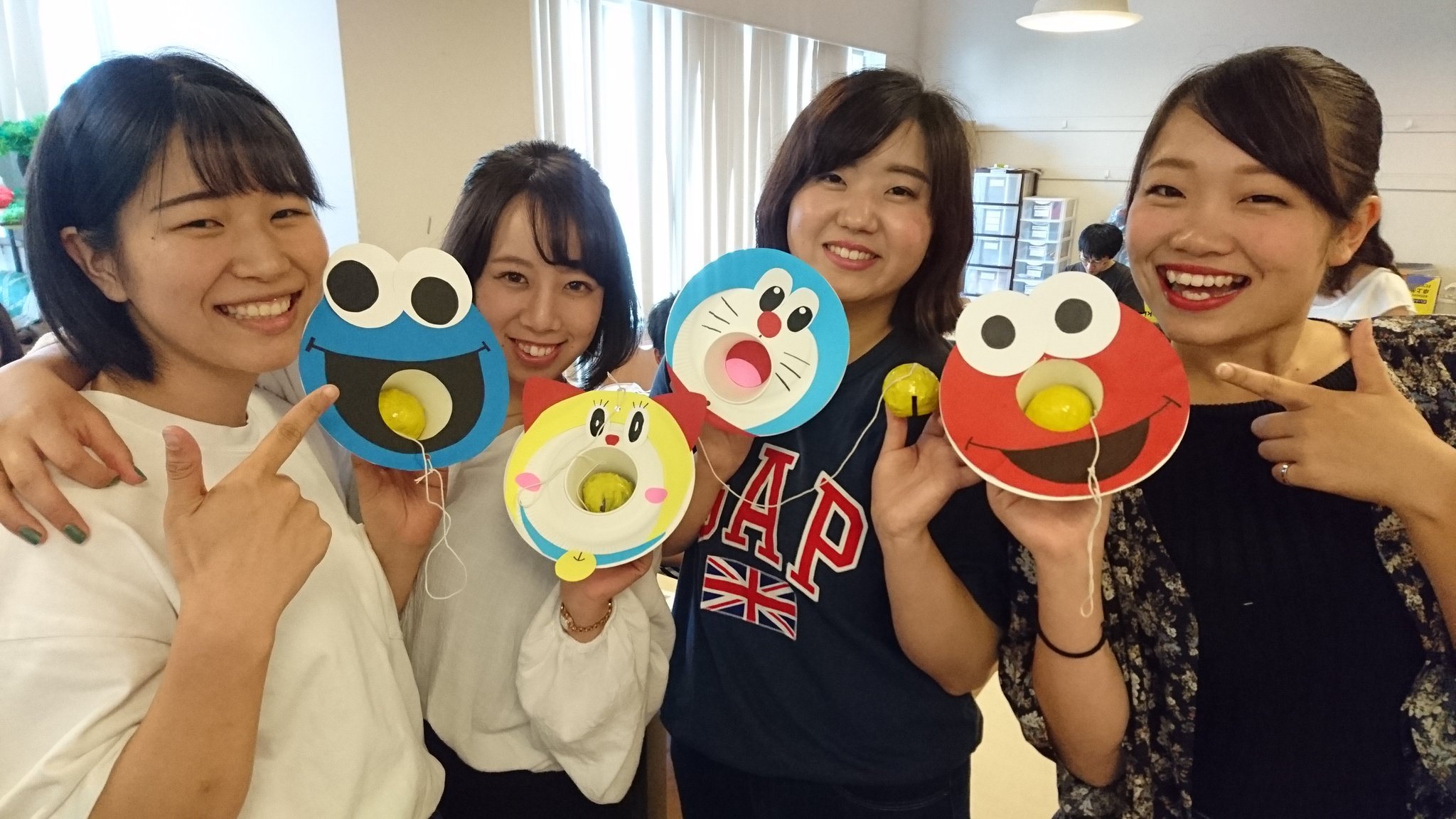 横浜こども専門学校 公式 En Twitter 今日のおもちゃコースは けん玉 作り と言っても 紙コップと紙皿で作れる園児さんたちでも簡単に作れるものです 思い思いに好きなキャラクターなどを作っていました 廊下はけん玉で遊ぶみんながウロウロ
