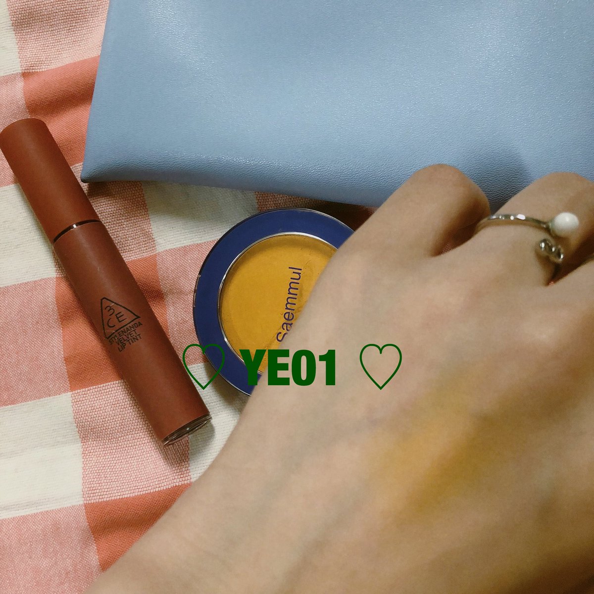 mari8u's tweet photo. อันนี้ปัดเดี่ยวๆไม่ผสมนะคะ สีชัดมากก ปัดเบาๆพอเน้อออ #theSAEM #YE01 #ไว้รีวิวห้ามขายของของโว้ยย https://t.co/t112Gy89YB