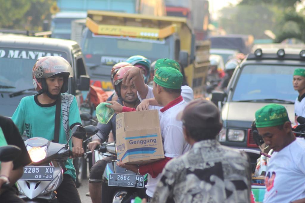 lokatakadereh10's tweet photo. Berbagi berkah ramadhan bersama seduluran probolinggo
#SedulurNgaji
@cakimiNOW
@GusIpul_ID
@GunturPuti
@halimiskandarnu
@HadiNgusman
@Banser_CyberNU
@syukron_dosi https://t.co/UR1iCmMEjp