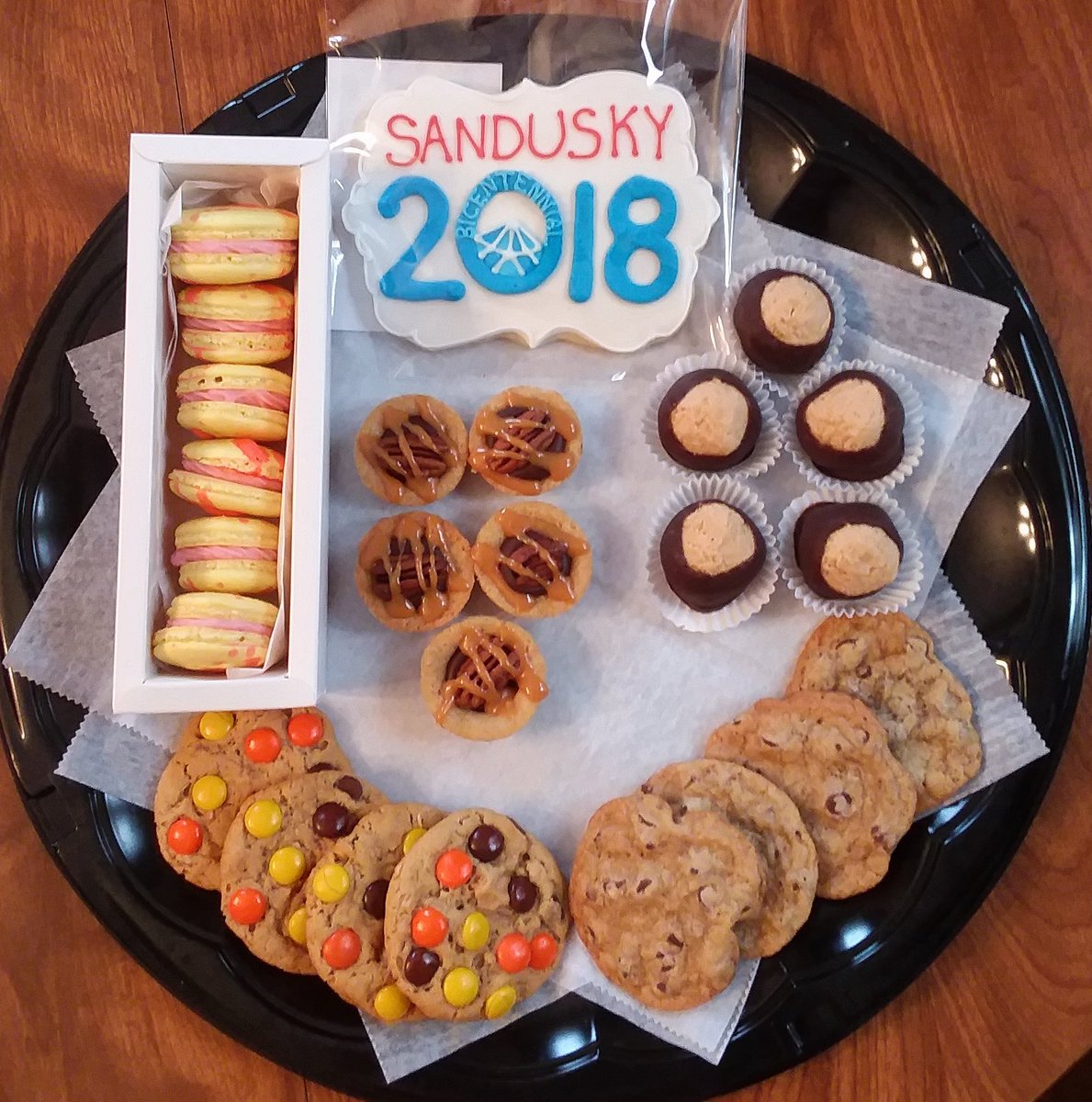 DElishousDserts's tweet photo. Stop downtown this evening between 5 and 8 and pick up some of our treats at the Art Walk Sandusky! We will have a lot of desserts available for cash and carry! 🎨💜

#sandusky2018 #artwalk #washingtonpark #cookies #decoratedcookies #buckeyes #macarons #boywiththeboot https://t.co/Dh7Q0zgePm