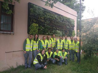 JMDBarajas's tweet photo. Así de bonito luce el jardín vertical del Colegio Ciudad de Zaragoza en la Alameda de Osuna gracias al Equipo de Actuación Distrital de  @JMDBarajas 🌺🌻🌹🌿☘️
@PlenaMadrid 
@CooperaMadrid https://t.co/SCjbWRRLaf
