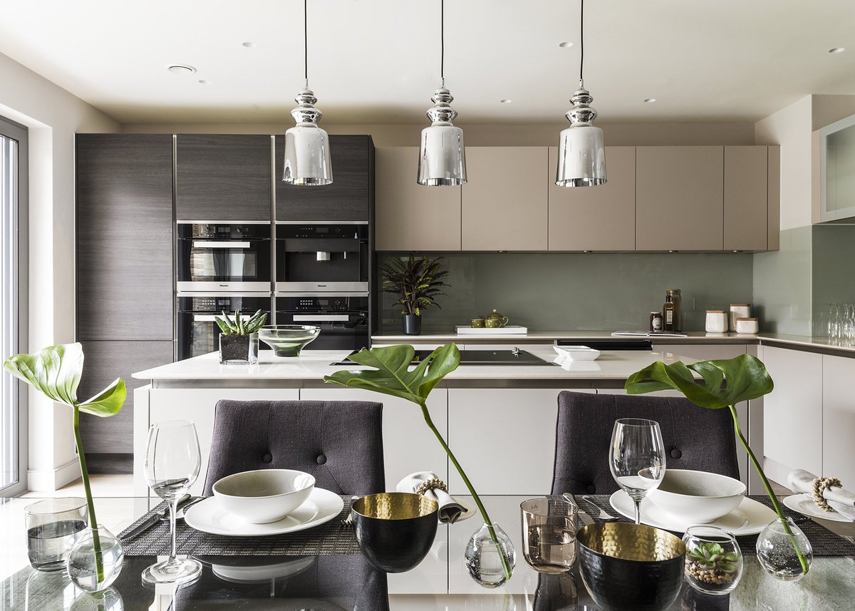 ChesterRow_'s tweet image. The #bespokekitchens in our last #townhouse features stone #worktops, taps by Blanco and state of the art appliances from @Siemens. Contact us to make sure you don’t miss out! bit.ly/Contact-CBP