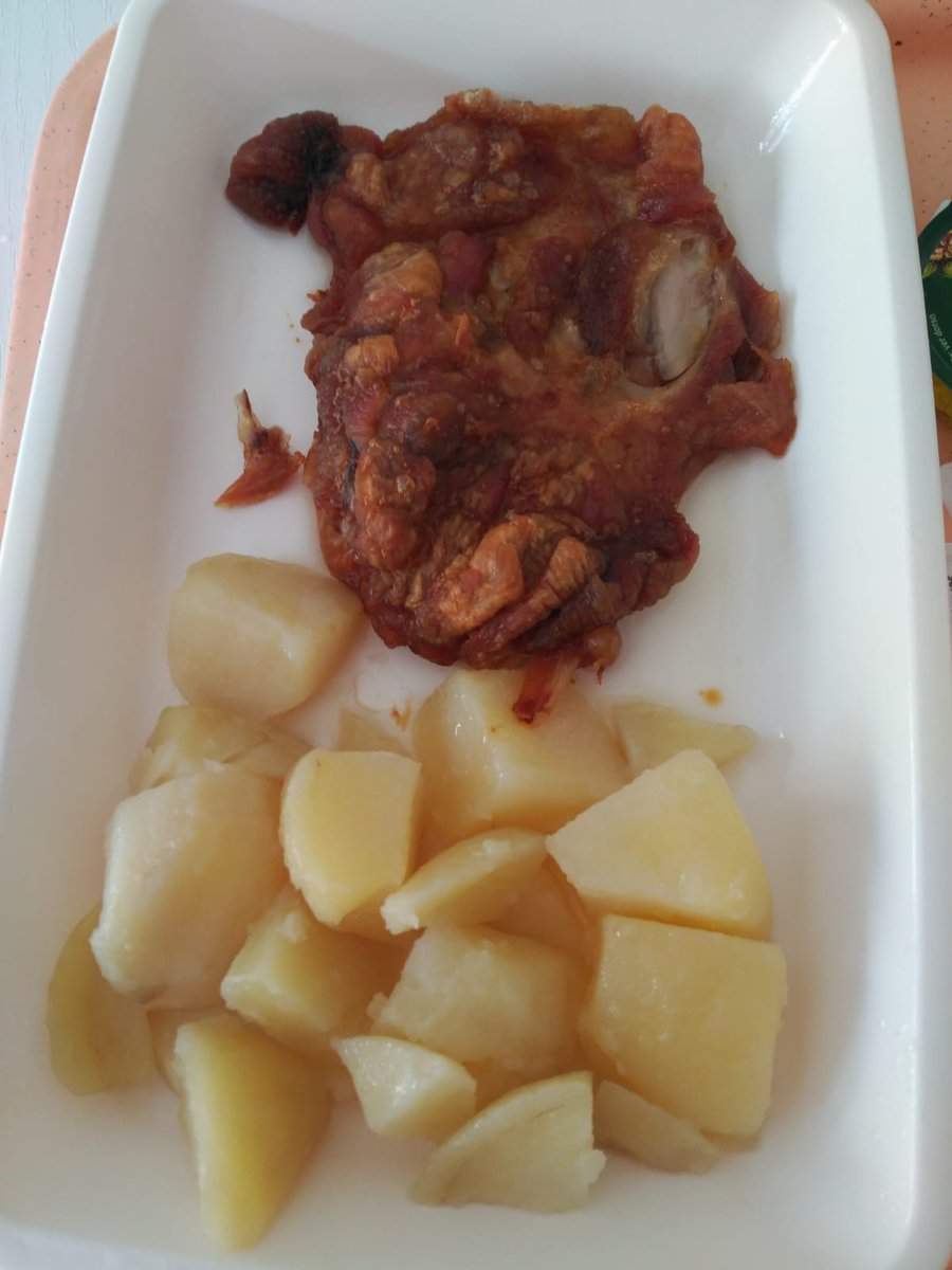 r_carceller's tweet photo. ¿En serio? ¿Esto es un pollo guisado apetecible par un paciente que se recupera de una quimio? #comidahospital @GVAdepsalutcs @carmenmonton https://t.co/425mPMsGTJ