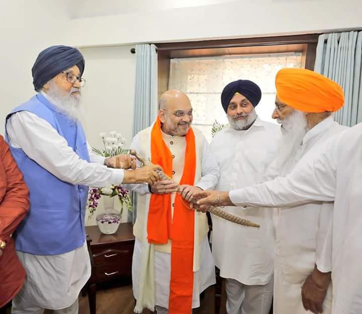 ArjunSinghHappy's tweet photo. @AmitShah @officeofssbadal
I welcome BJP National President Shri Amit Shah ji to Punjab and sincerely appreciate his gesture of coming all the way to Chandigarh to strengthen BJP and Shiromani Akali Dal’s long and significant relationship.
#BJPAKALIDAL #ARJUNSINGH #BJP #BJPARJUN https://t.co/taPVuGlMZl