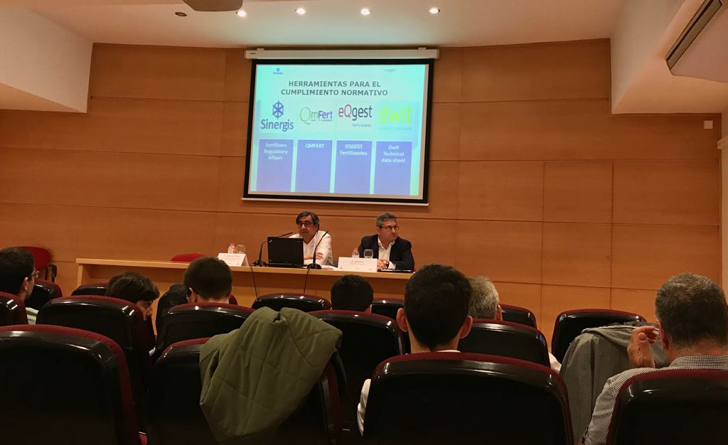 Eqgest's tweet photo. Interesante curso sobre la nueva propuesta de #ReglamentoEuropeo de nuestro partner Sinergis a la que asistieron 40 fabricantes de #Fertilizantes. El director de eQgest habló sobre la aplicación mundial del GHS y las particularidades que presenta la UE. 

https://t.co/w2IEDYB2bQ https://t.co/Qeo3pCNZNM