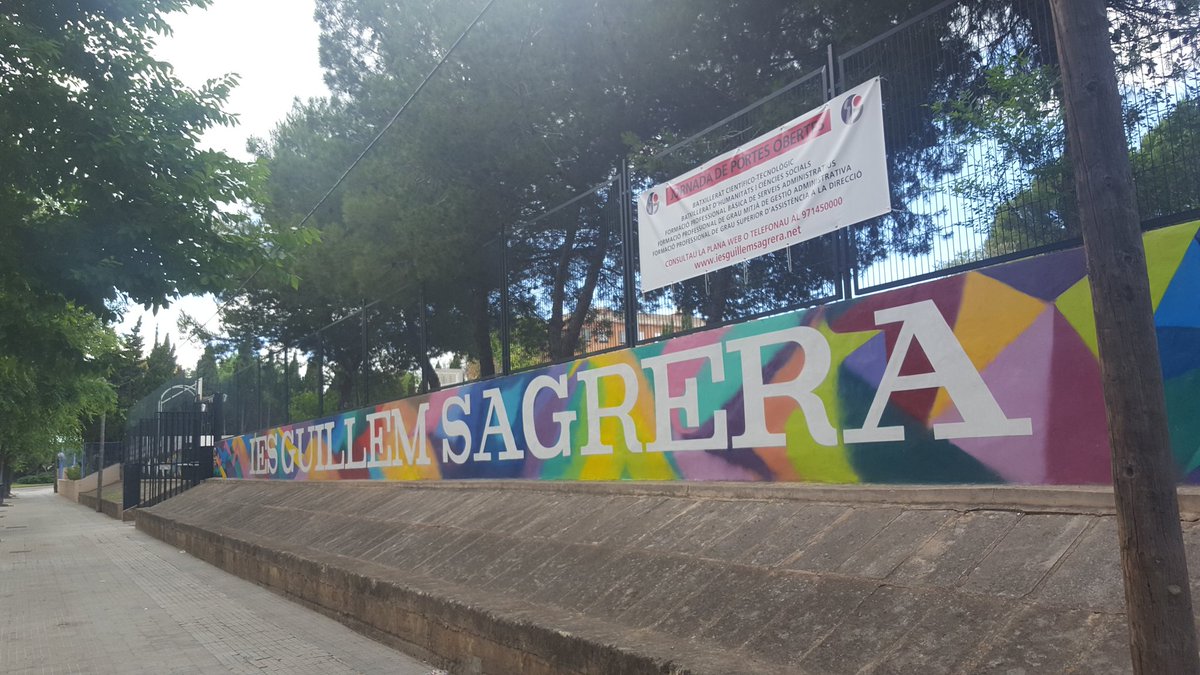 hila's tweet photo. Educar també és conèixer l'enfermetat de l'esclerosi múltiple, enhorabona a l'@IESSagrera que amb @EMdeMallorca ha organitzat una presentació protagonitzada per alumnes del propi centre que la pateixen i que ens han donat una lliçó de vida. https://t.co/kGb1fajESh