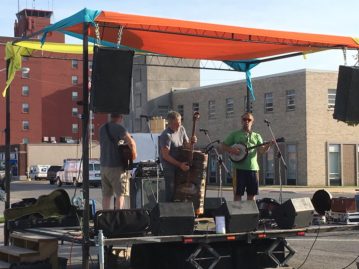 rlickteig's tweet photo. Saw Split Lip in Emporia last night for our first concert of the summer! #SplitLipRayfield #Emporia #FarmersMarket #SkoalBandits #Kansas #RadiusBrewing https://t.co/vfLNsGjfyD