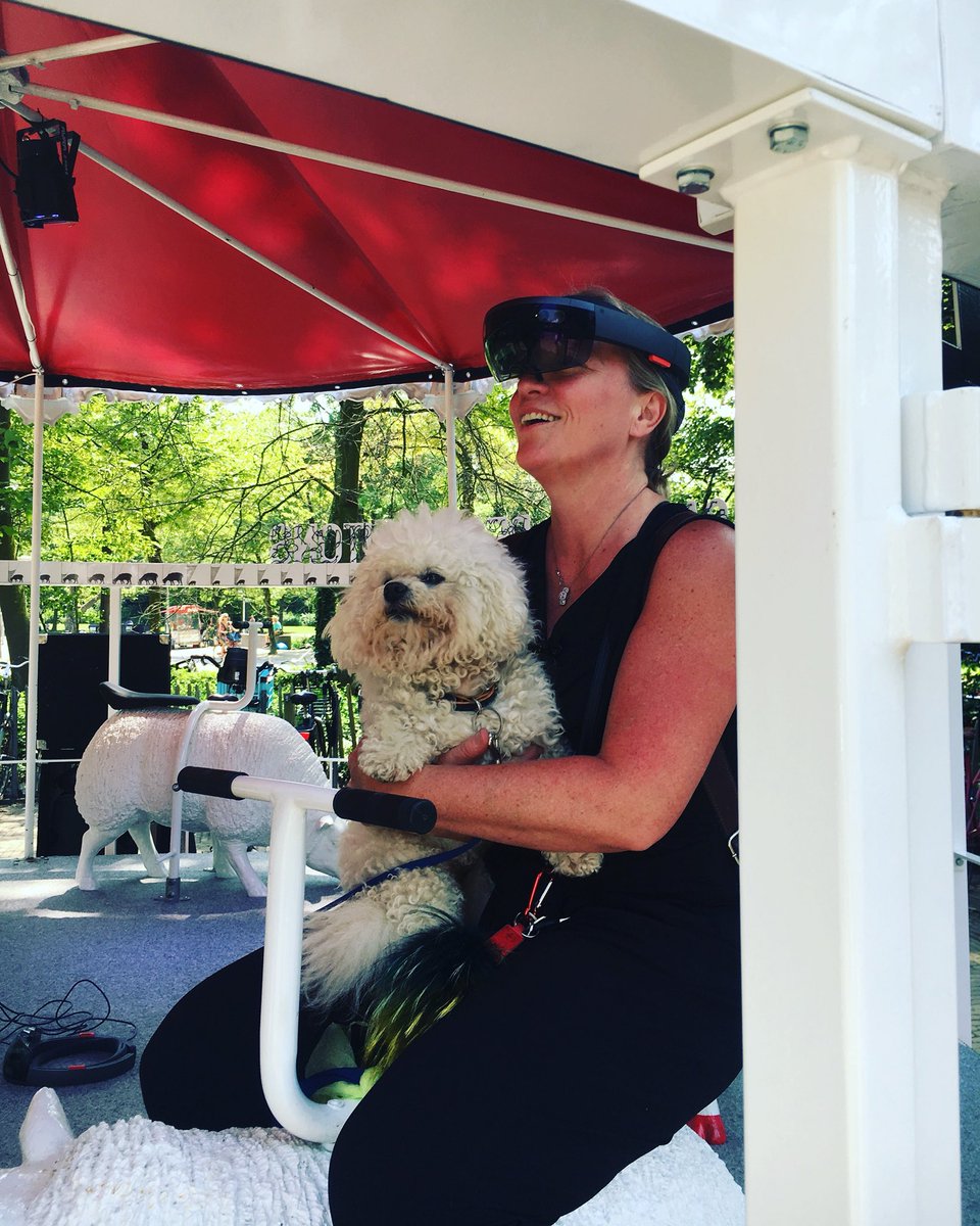Carnaval des Mouton: AR-kunst voor mens &amp; dier. Maar is deze hond nou echt of geprojecteerd? 🐶 
.
.
Vandaag &amp; morgen nog te zien op <a href="/MediaBitesAMS/">MediaBites Amsterdam</a> bij <a href="/VondelCS/">VondelCS</a>