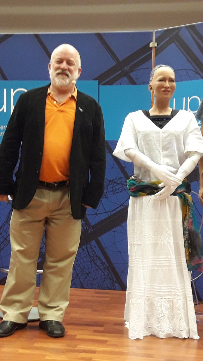 HELPHONE's tweet photo. El divulgador cientifico @Joaquin_Sevilla y @sofiahumanoid en el Sario dela @UNavarra . @HELPHONE no podia faltar a esta cita con el presente de la robótica. #elfuturoesya https://t.co/OTGETlc60R