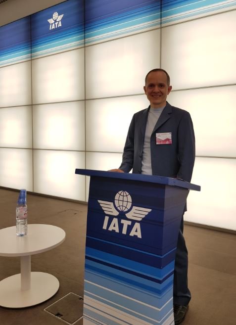 HCILabUdine's tweet photo. Prof. Chittaro, head of our lab, gave a talk this week at the #IATA summit on Virtual Reality/Augmented Reality for airlines/aviation. Some of the videos shown in the talk are on our youtube channel: https://t.co/0kgfN2ztPX #avars2018 #VR #AR #aviation #airlines #training https://t.co/HqVlUBqN2q