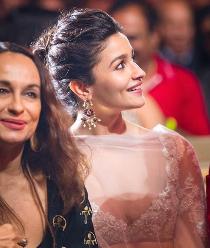 ALIA_FANCLUB_'s tweet photo. Looking so much beautiful @aliaa08 https://t.co/MkcdJ8MwPE