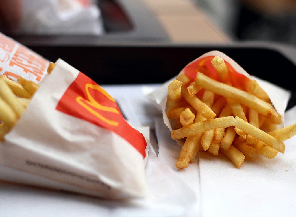 EatThisNotThat's tweet photo. You’ll never believe what McDonald’s puts in its french fries to keep you craving more: https://t.co/xL4nHTUD6Y https://t.co/U6bw1O24JP