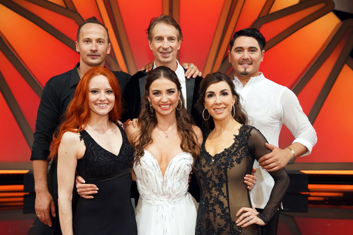 starsontv's tweet photo. DAS sind die TÄNZE im großen FINALE von #LetsDance MORGEN ABEND bei #RTL. Wer wird #DancingStar2018?
►►► https://t.co/SJKBcbjAUO
#LetsDance2018 #DancingStar https://t.co/xMdzD8rDjj