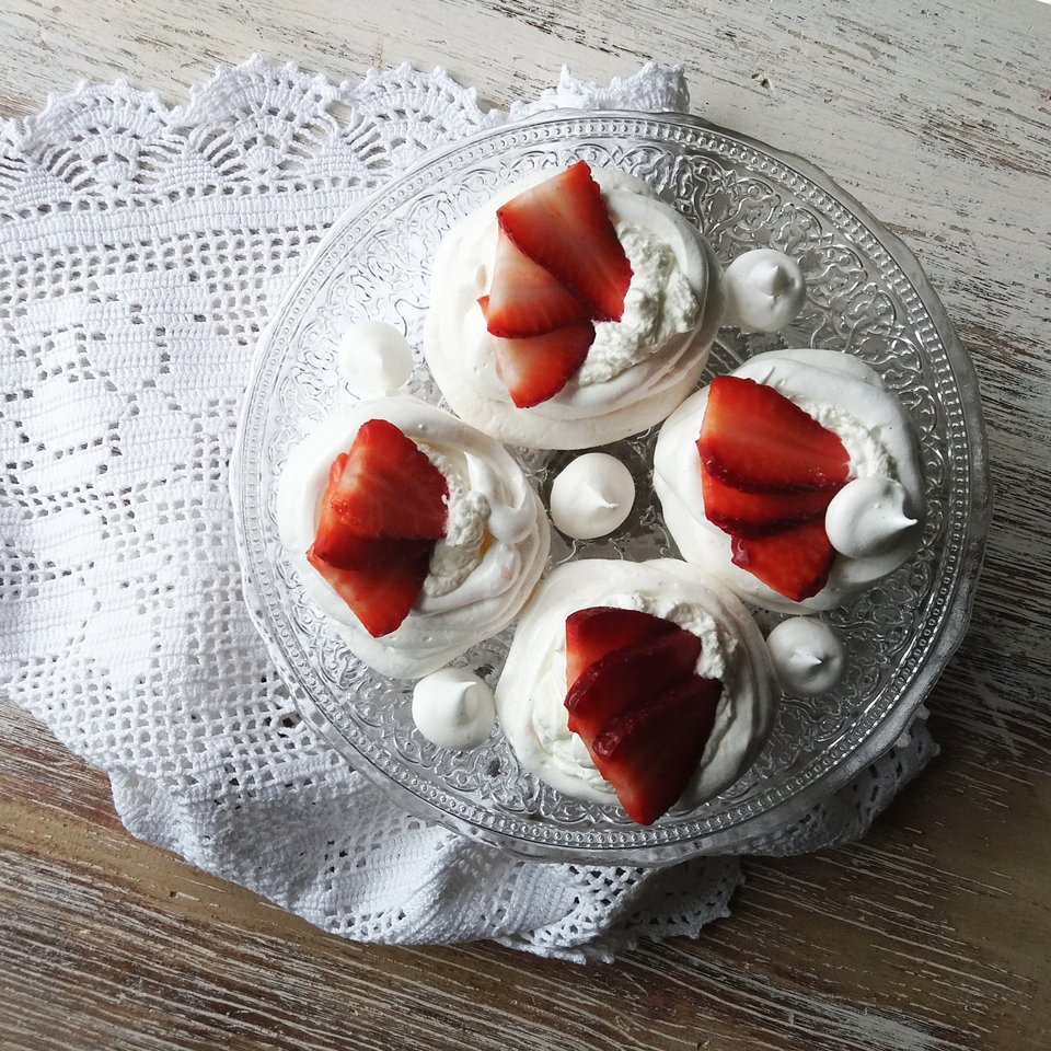 cosebuoneblog's tweet photo. Delizioso dessert a base di panna e fragole Candonga, una varietà unica che si contraddistingue per la sua dolcezza e per il suo aroma. #Solarelli #food #cucinaitaliana #foodblog #ricetta
-> https://t.co/1q3kxyqATn https://t.co/IPe4w4OgpV