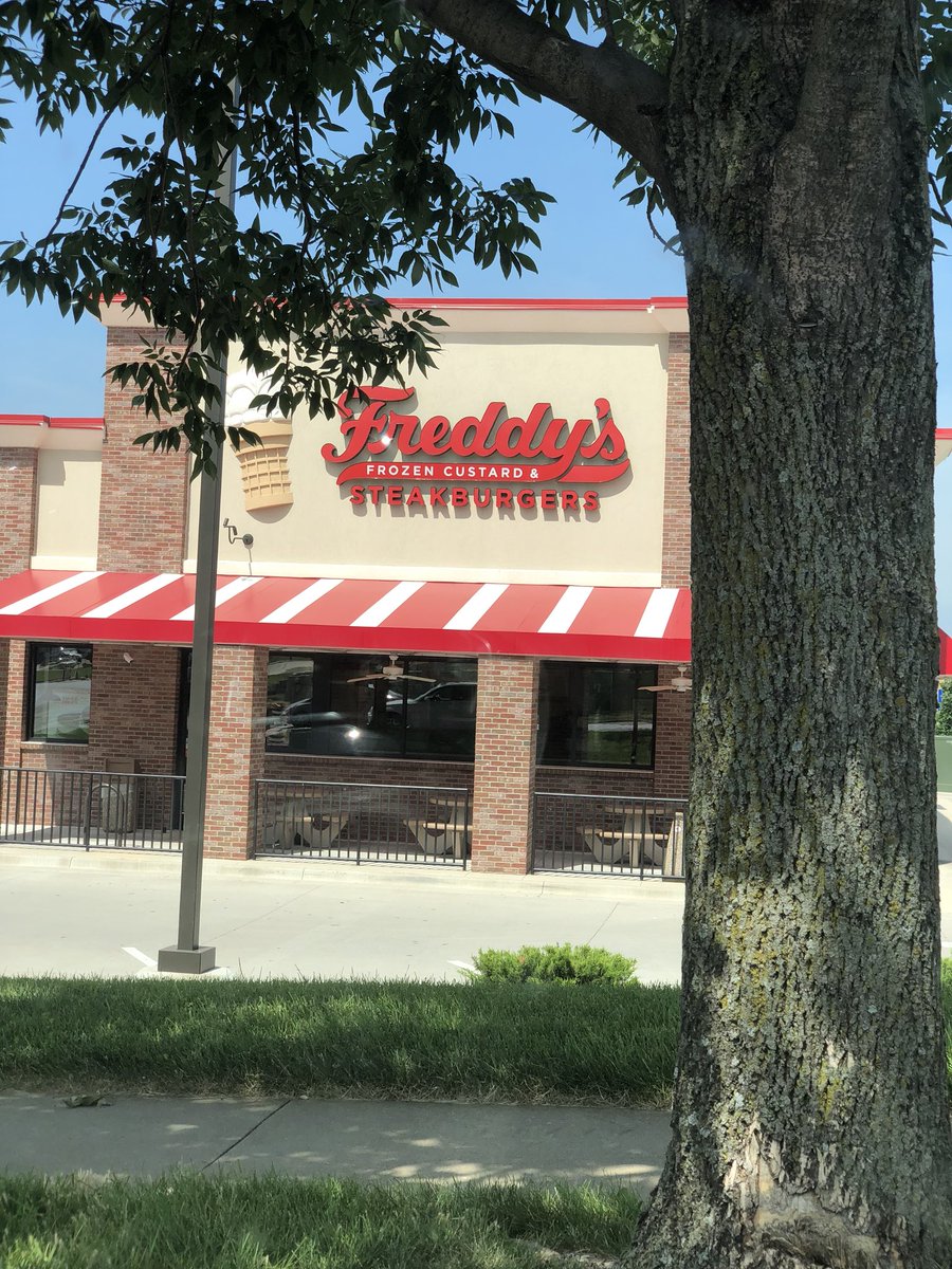 RLIMAGING's tweet image. Was down in Kansas City for a shoot and on way home found this place! Best burger 🍔 @FreddysUSA #agriculturephotographer robblongphotography.com