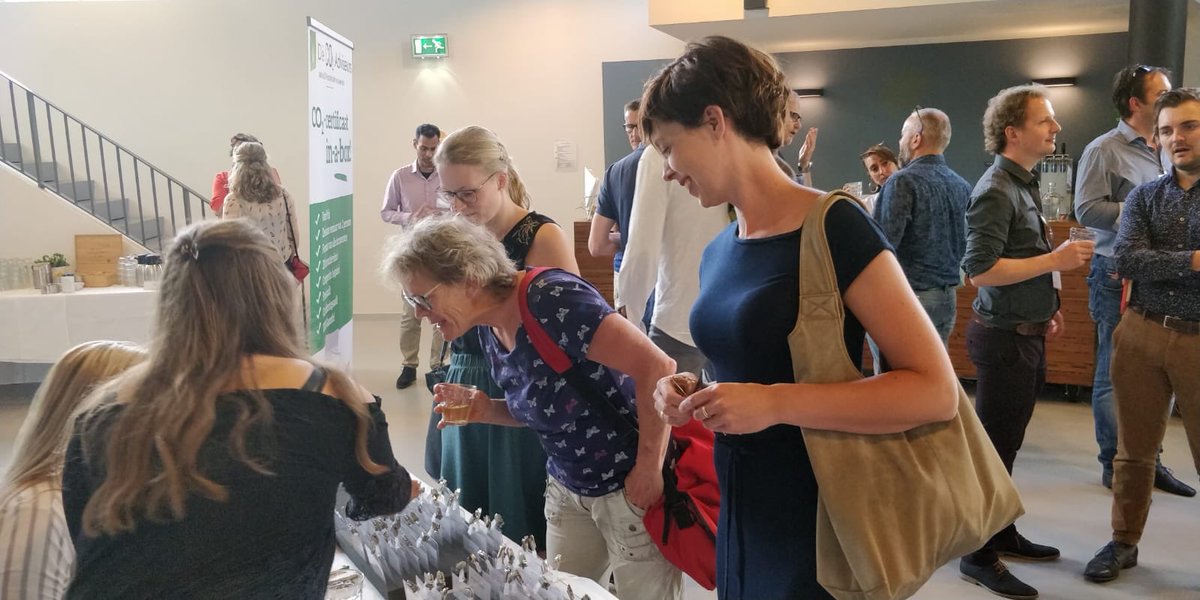 De laatste mensen komen hun badges ophalen. Tijd om te starten met een grote groep enthousiaste mensen! #NederlandCO2Neutraal