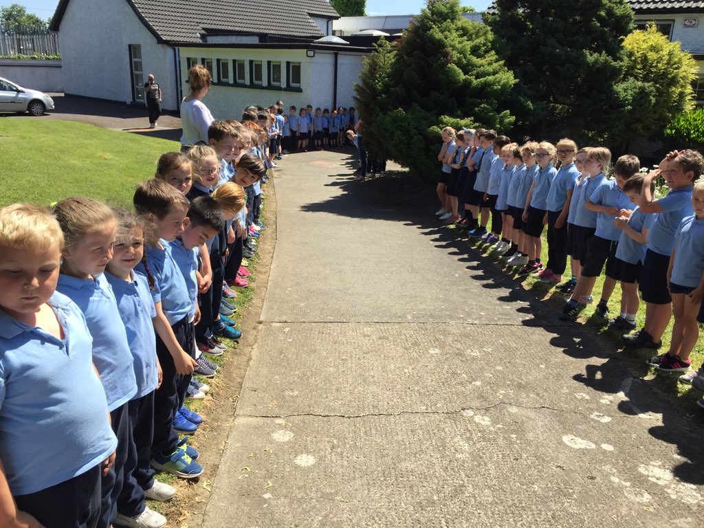 rang2slane's tweet photo. Tá cuairteoir mór le rá ag teacht ach cé hé no cé hí? @Slanens https://t.co/4qw7sjYYrp