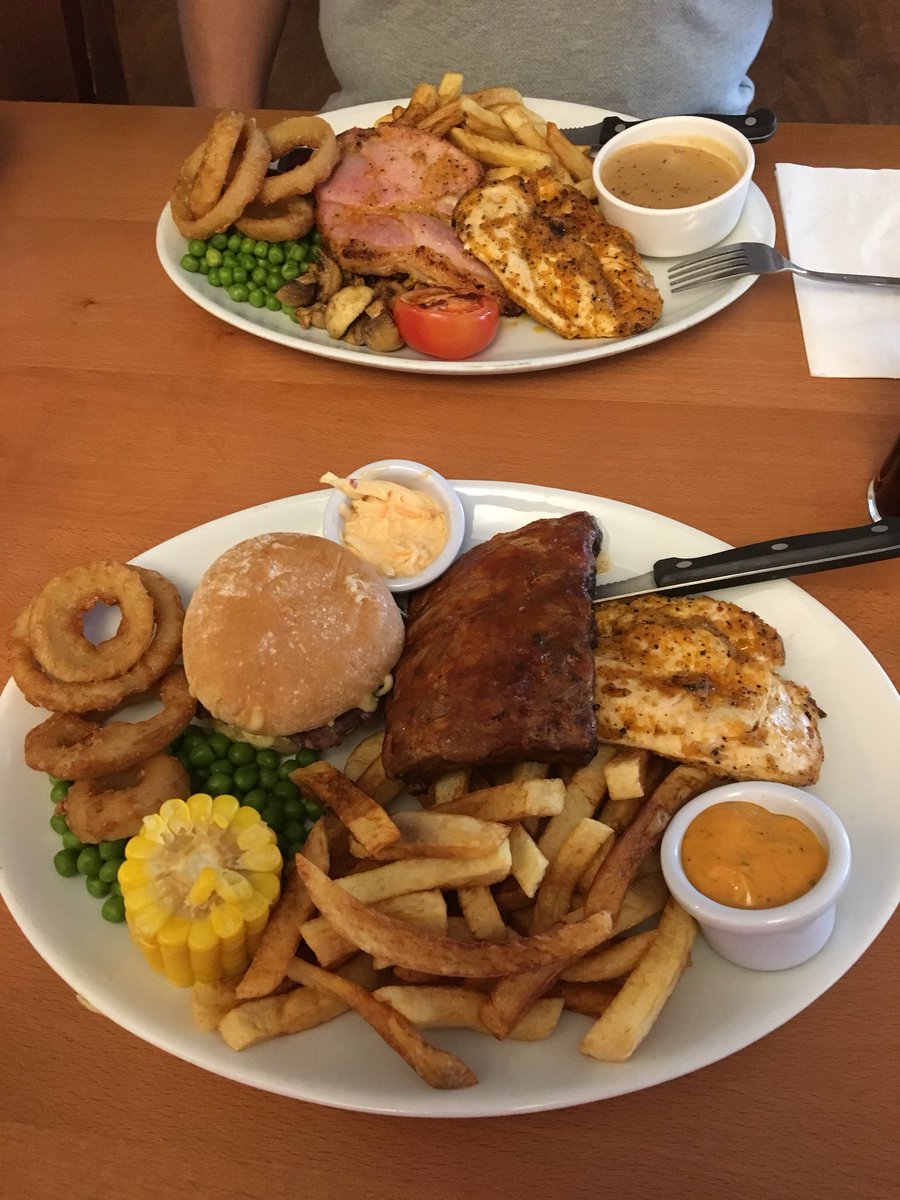 Cazz97's tweet photo. @TheBridgeLlan   Enjoying a delicious 10th Anniversary lunch with excellent service.  Thank you for the drinks #cheers #stuffed #rollmehome #iamatthebridge https://t.co/j9st7ddr7t