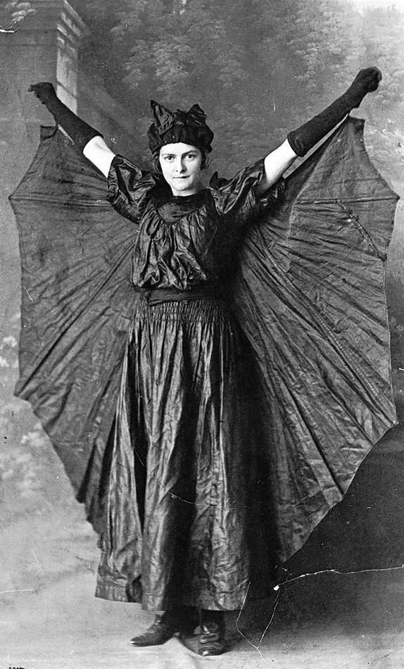 sams_son's tweet photo. Ever wondered what #batgirl would have looked like in the 1930s? Our #batgirlfilm will be a completely different level of #awesome but we need your help. Check out our #Kickstarter - https://t.co/zndM3tsbSU #teambatgirl #retro #filmmaking #batgirlreturns https://t.co/kaJ5LerJIs