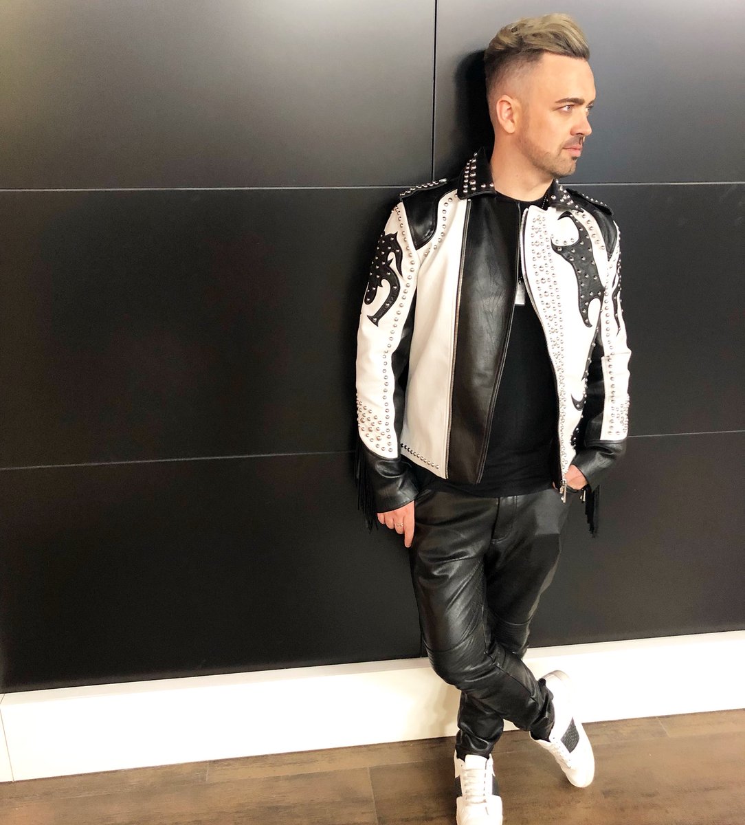 Aaron_OBryan's tweet image. Camping it up in my western inspired jacket. 🕺🕺while rocking my pleathers. 💋#fashion #outfitoftheday #clothes #clothingbrand #outfitinspo #tshirt #jacket #leatherjacket #love #selfie #mensfashion