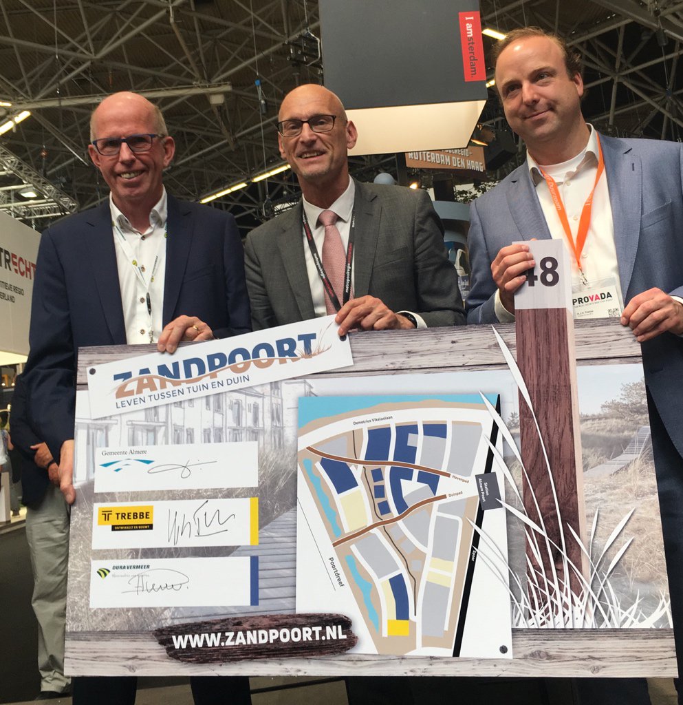 Directeuren <a href="/henkpluimers/">Henk Pluimers</a> <a href="/DuraVermeer/">Dura Vermeer</a> en Hein Trebbe jr <a href="/Trebbe1911/">Trebbe</a> tekenen samen met wethouder <a href="/HerremaTjeerd/">Tjeerd Herrema</a> de koopovereenkomsten voor Nieuwbouwproject Zandpoort #gefeliciteerd #leventussentuinenduin <a href="/PROVADAre/">PROVADA</a>