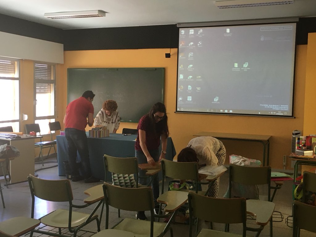 _MarioRCastillo's tweet photo. Ya está en marcha los preparativos para la presentación de las #experiencias del #Programaimpulsa de esta tarde en el @cepgomera. #compañerxs #impulsados https://t.co/QsZBPnKgWP