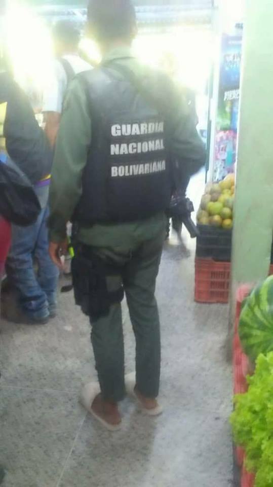 AsktoMandrake's tweet photo. Cuando estás listo para ir a la guerra contra un imperio, pero te gusta la comodidad https://t.co/zZYWnAzBA0