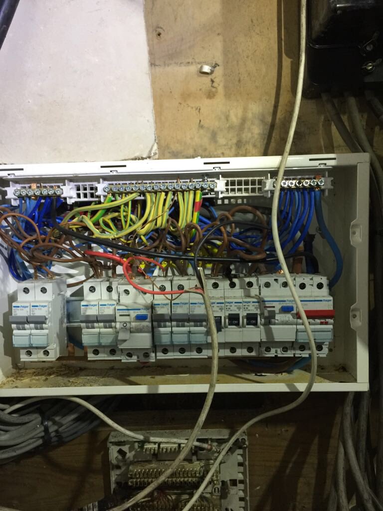 eco_electrics's tweet photo. As seenon arrival two days ago. 5 month old installation. Zoom in and enjoy. #niceic #electricity #electrics #sparks #cowboys https://t.co/h9ncK1hcmv