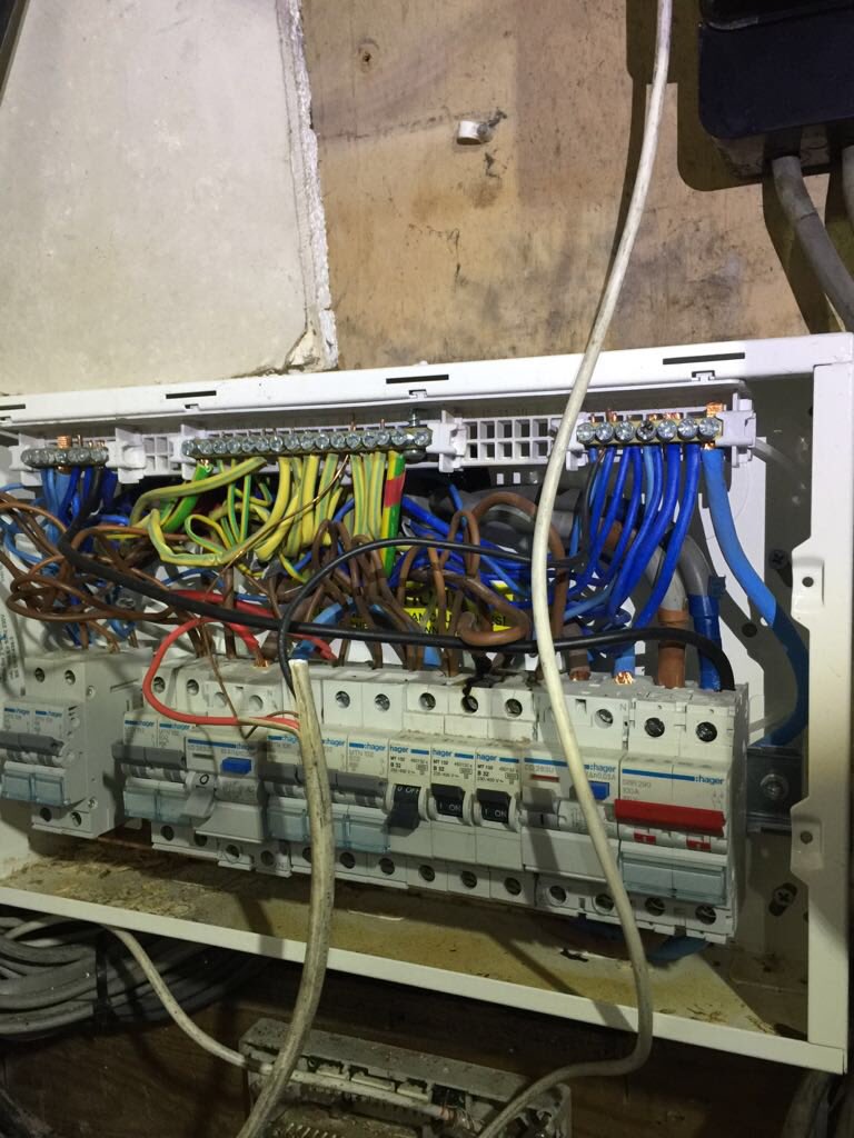 eco_electrics's tweet photo. As seenon arrival two days ago. 5 month old installation. Zoom in and enjoy. #niceic #electricity #electrics #sparks #cowboys https://t.co/h9ncK1hcmv